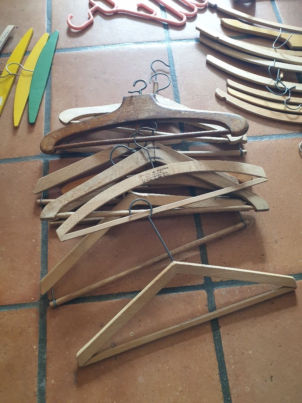 Lot de 30 cintres, plus 2 multi-cintres Meubles