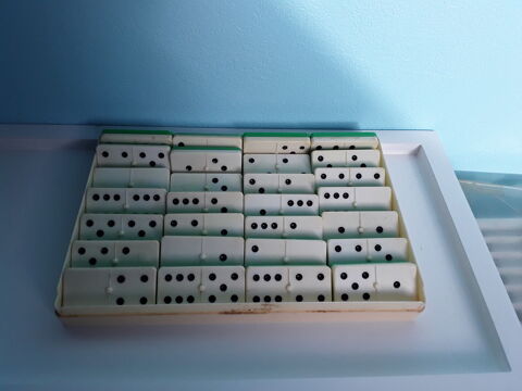 Un jeu de DOMINOS  ancien des Ann�es  - 60 20 Gometz-la-Ville (91)