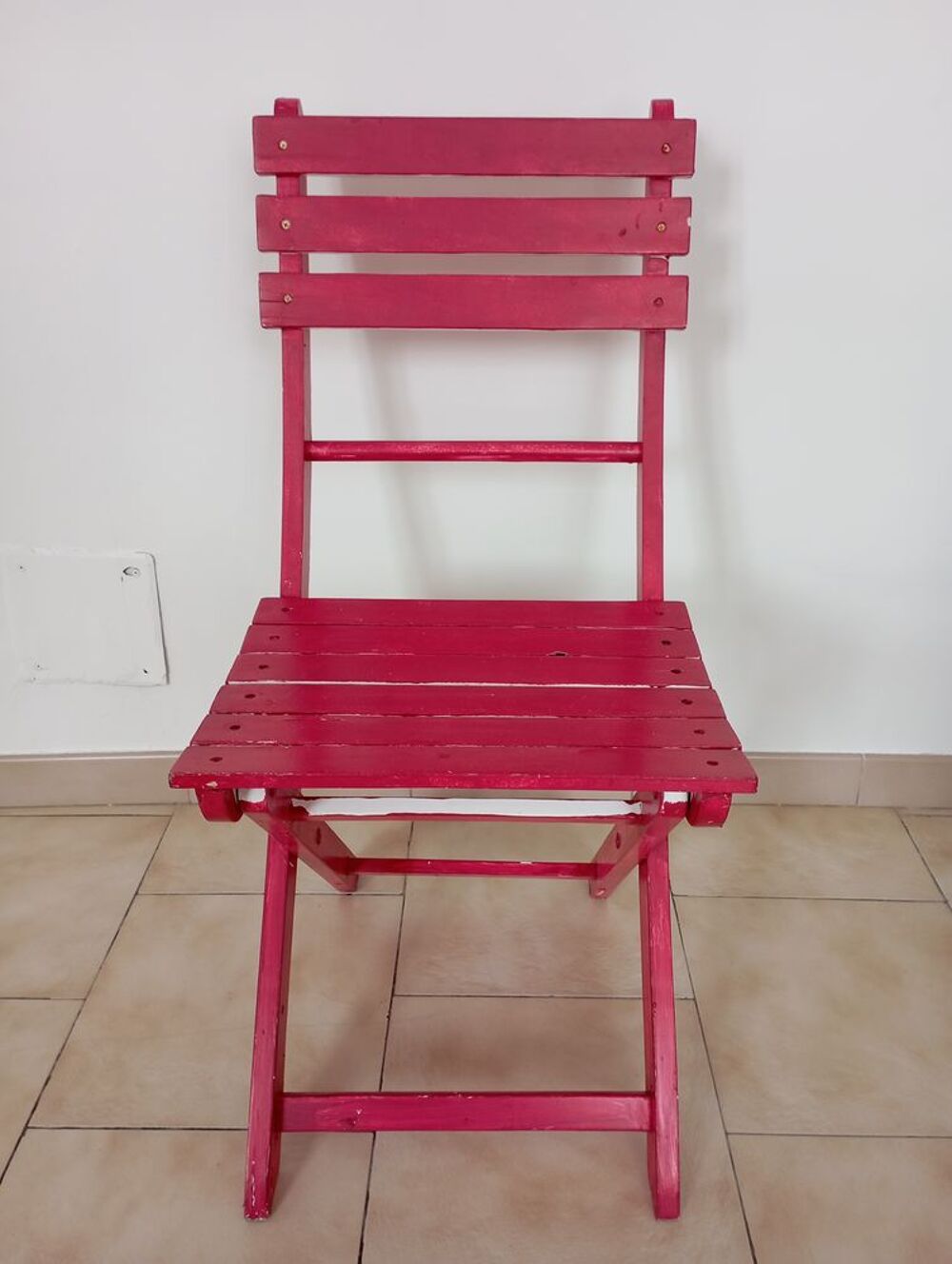 Petite chaise de jardin rouge en bois , &agrave; r&eacute;nover .Remise en Jardin