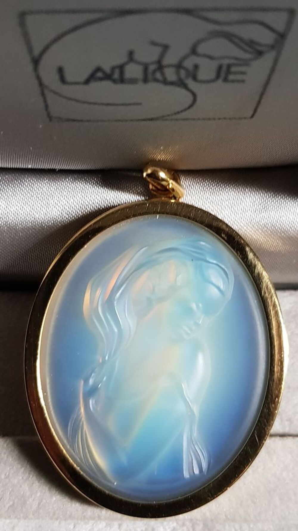 Magnifique M&eacute;daillon LALIQUE " CLEMENCE " 