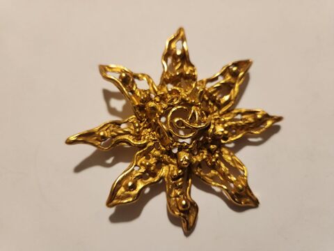 Broche �toile ajour�e dor�e patin�e Christian LACROIX 275 Vigneux-sur-Seine (91)