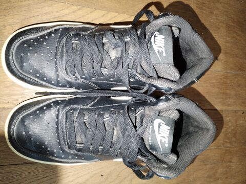 Basket NIKE COURT VISION (taille 36.5)
14 Brillon-en-Barrois (55)