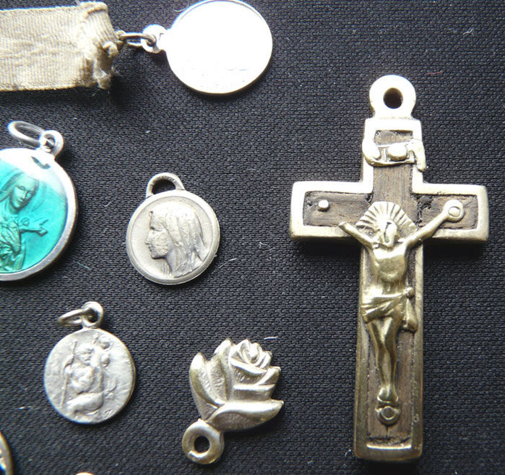 Lot de 16 M&eacute;dailles diverses et Pendentifs religieux - Vinta Bijoux et montres