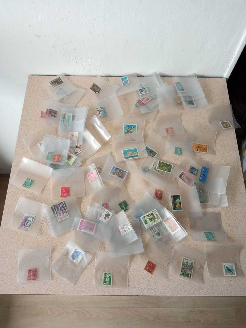 Lot 33 cartes postal + 89 timbres 
