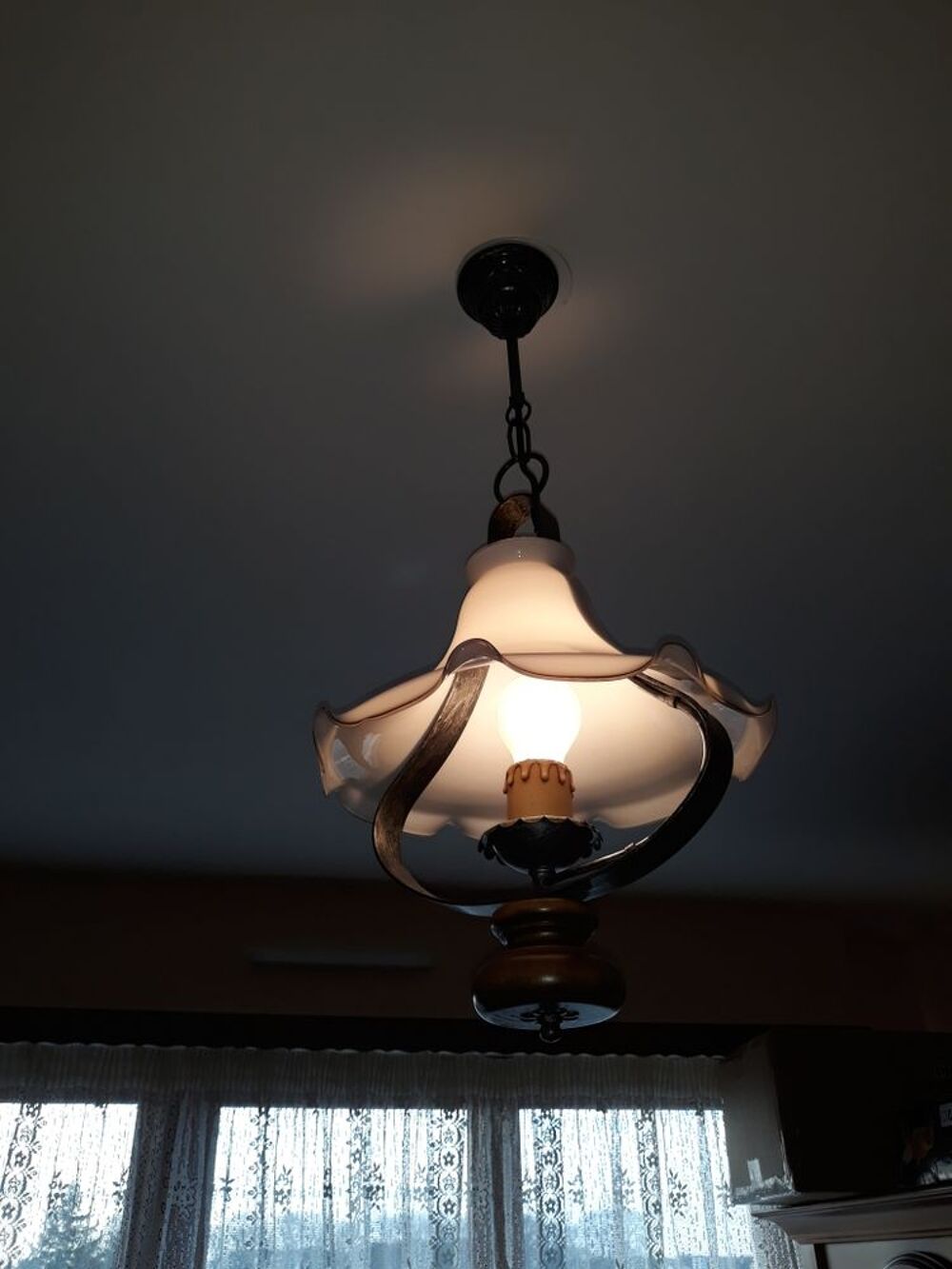 lustre forme corolle. Décoration