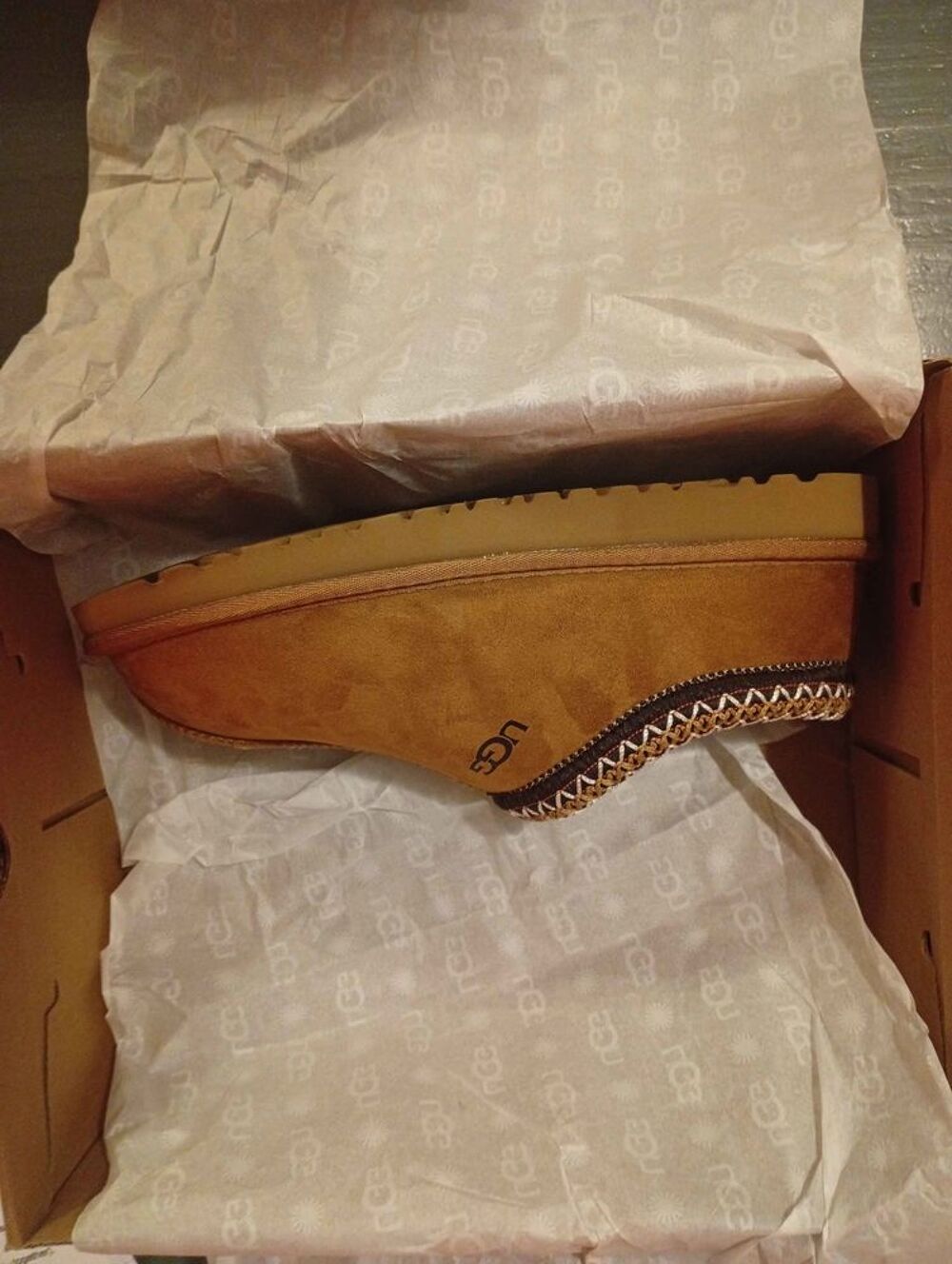 Chaussons UGG marron avec bo&icirc;te Chaussures