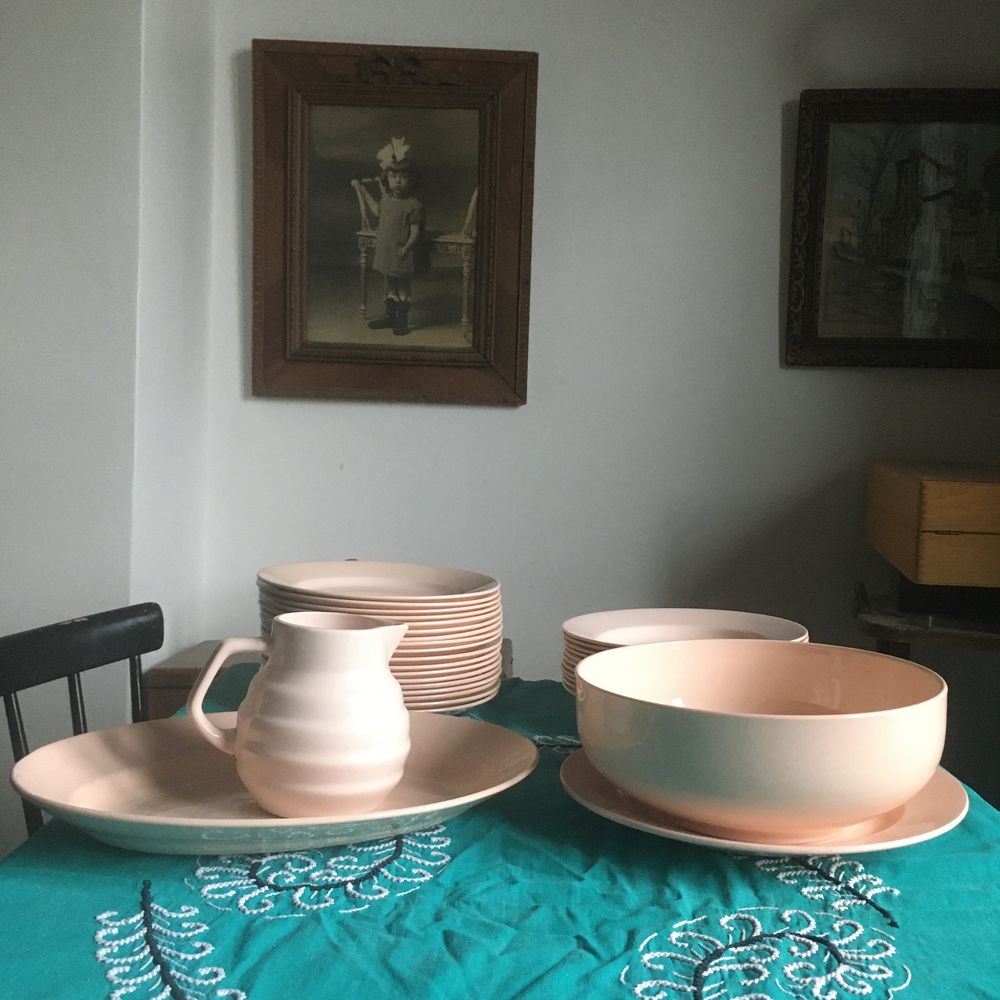 Lot 33 pi&egrave;ces fa&iuml;ence St Amand estampill&eacute;es vaisselle Meubles