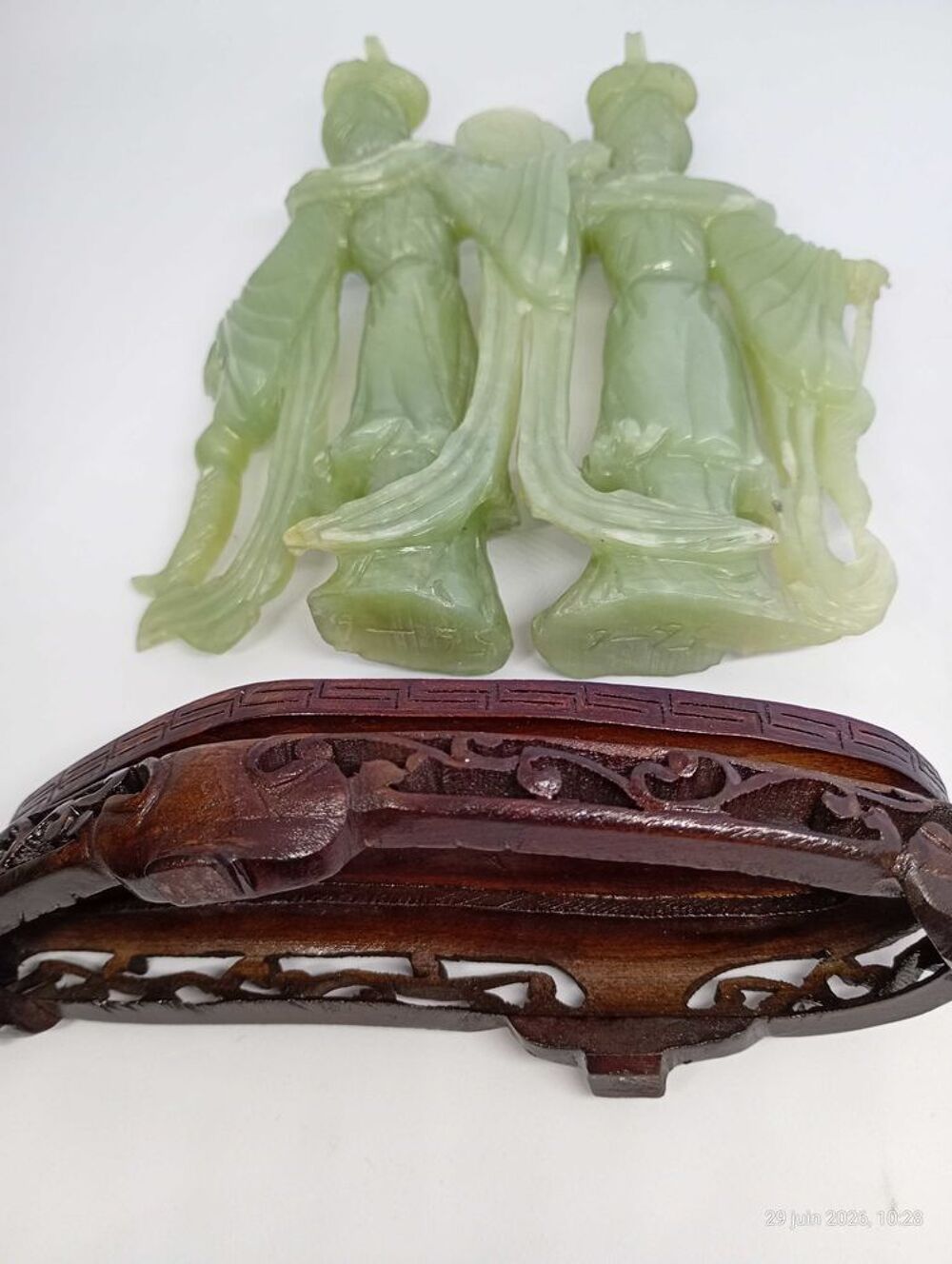 jolie statuette en jade sculpt&eacute; sur son socle d'origine 