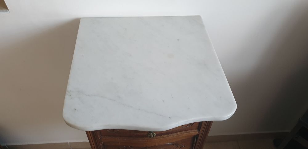 
Table de chevet ancienne avec joli marbre Meubles