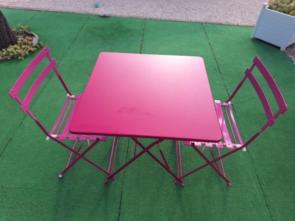 Table de jardin metalique avec 2 chaises
Tr&egrave;s bon &eacute;tat Jardin