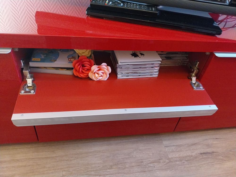 Meuble haut et bas moderne de couleur rouge laqu&eacute; Meubles