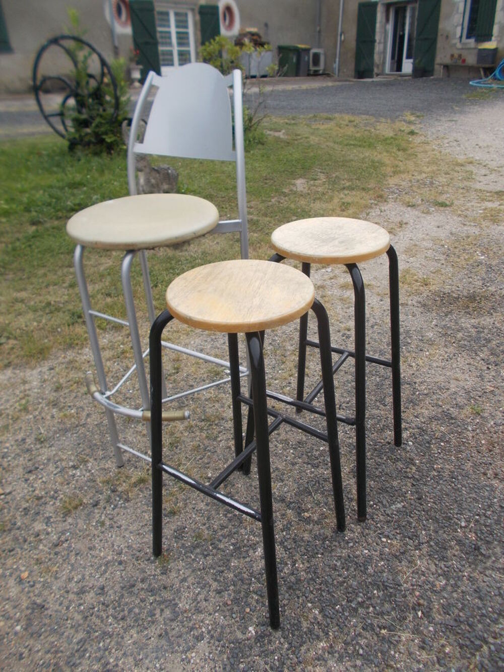 deux tabouret de bar + un autre m&eacute;tallique faire prix Décoration