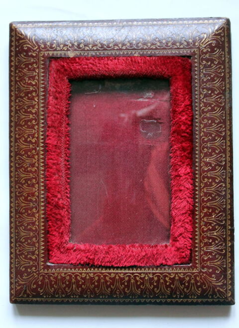 Cadre Napol�on III cuir dor�, velours, verre bomb� 50 Issy-les-Moulineaux (92)