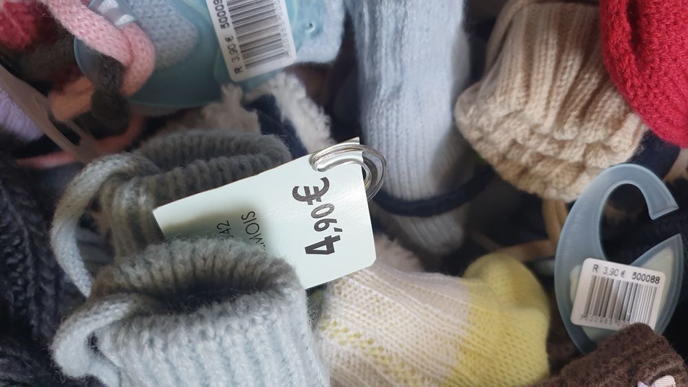 Lot de 60 &eacute;charpes b&eacute;b&eacute; et enfants
Bonnets, gants, moufles Vêtements enfants