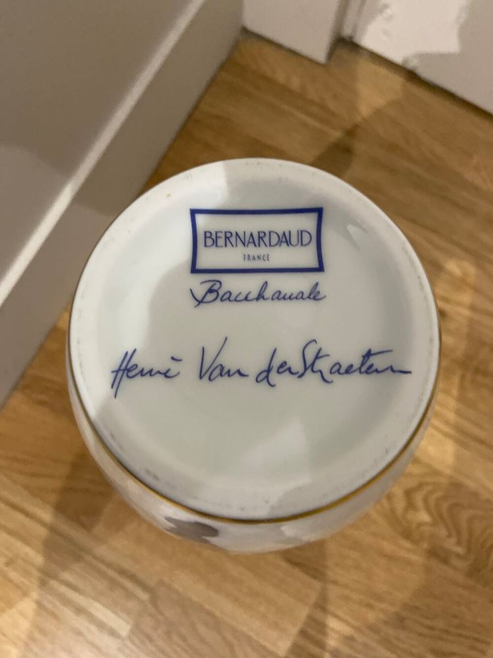 Vase Bernardeau neuf bleu et blanc liseret dor&eacute; Décoration
