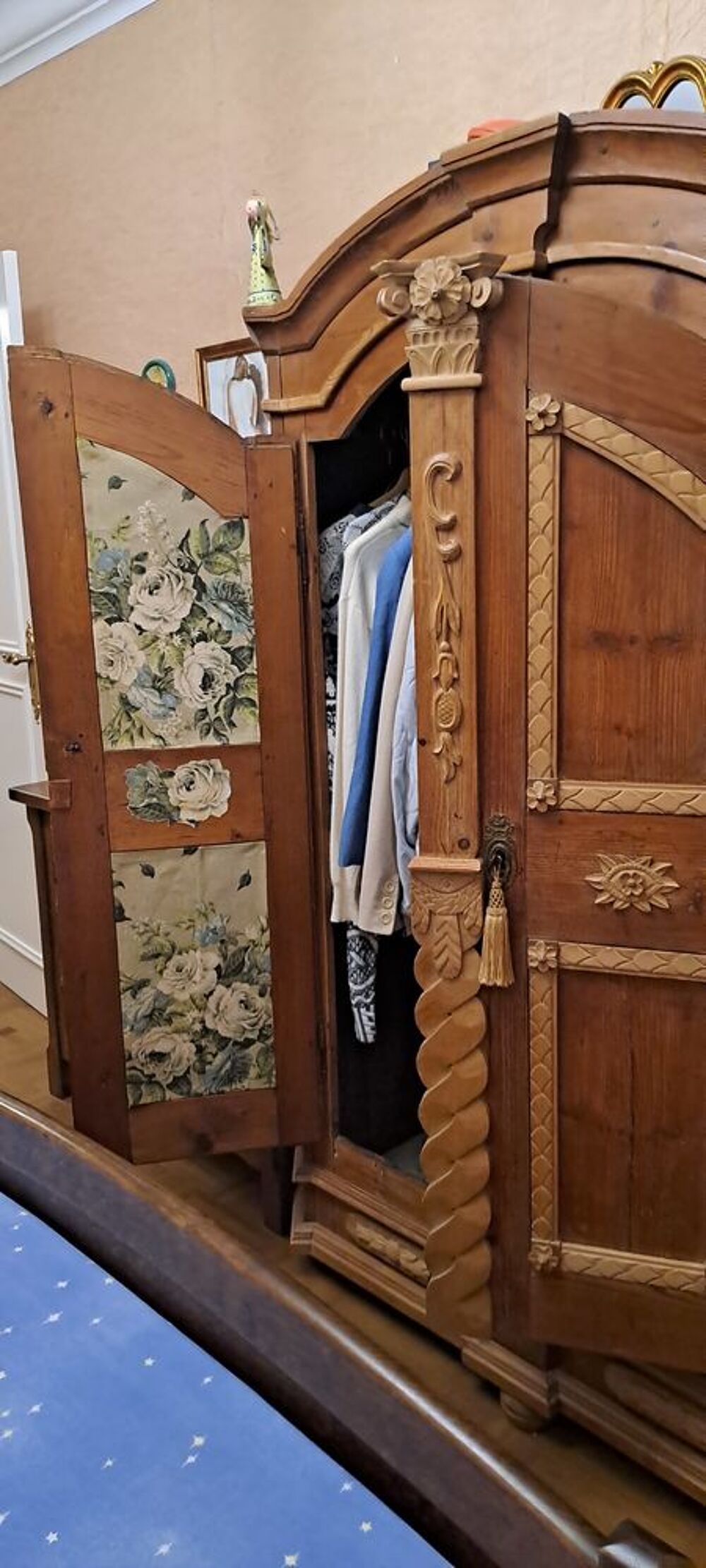 Magnifique Armoire autrichienne ( antiquit&eacute;) en parfait &eacute;tat Décoration