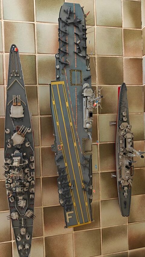 3 maquettes de bateaux militaires Heller années 1970 Mézières-sur-Seine (78)