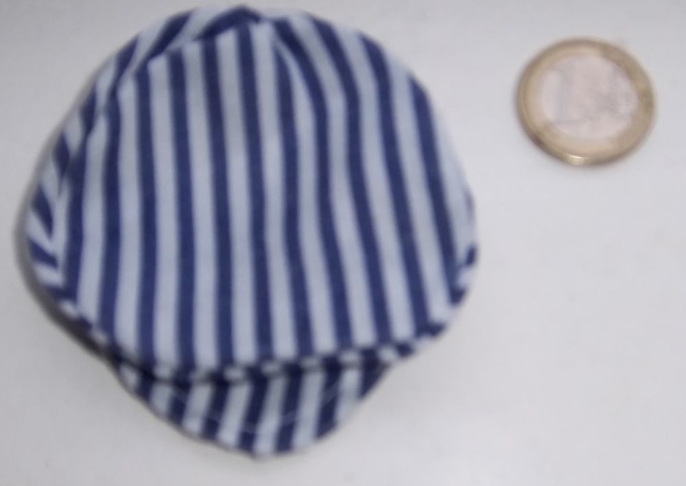 Casquette ray&eacute; blanche et bleue poup&eacute;e Jeux / jouets