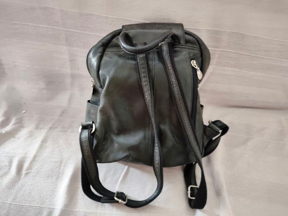 SAC A DOS CUIR NOIR long.26 cm-haut.34 cm- &eacute;pais.12 cm Maroquinerie