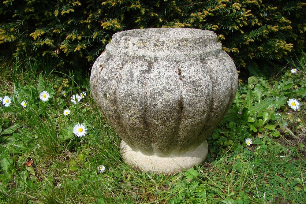 Ancienne jardini&egrave;re en pierre 
Jardin