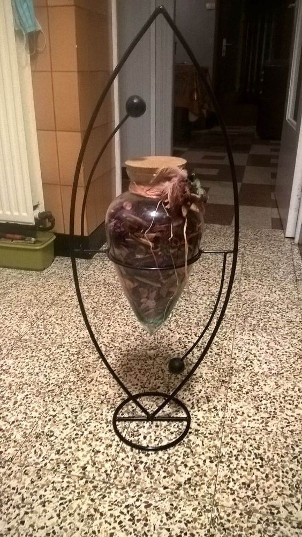 Porte-plante fer forg&eacute; + "pot pourri". Décoration