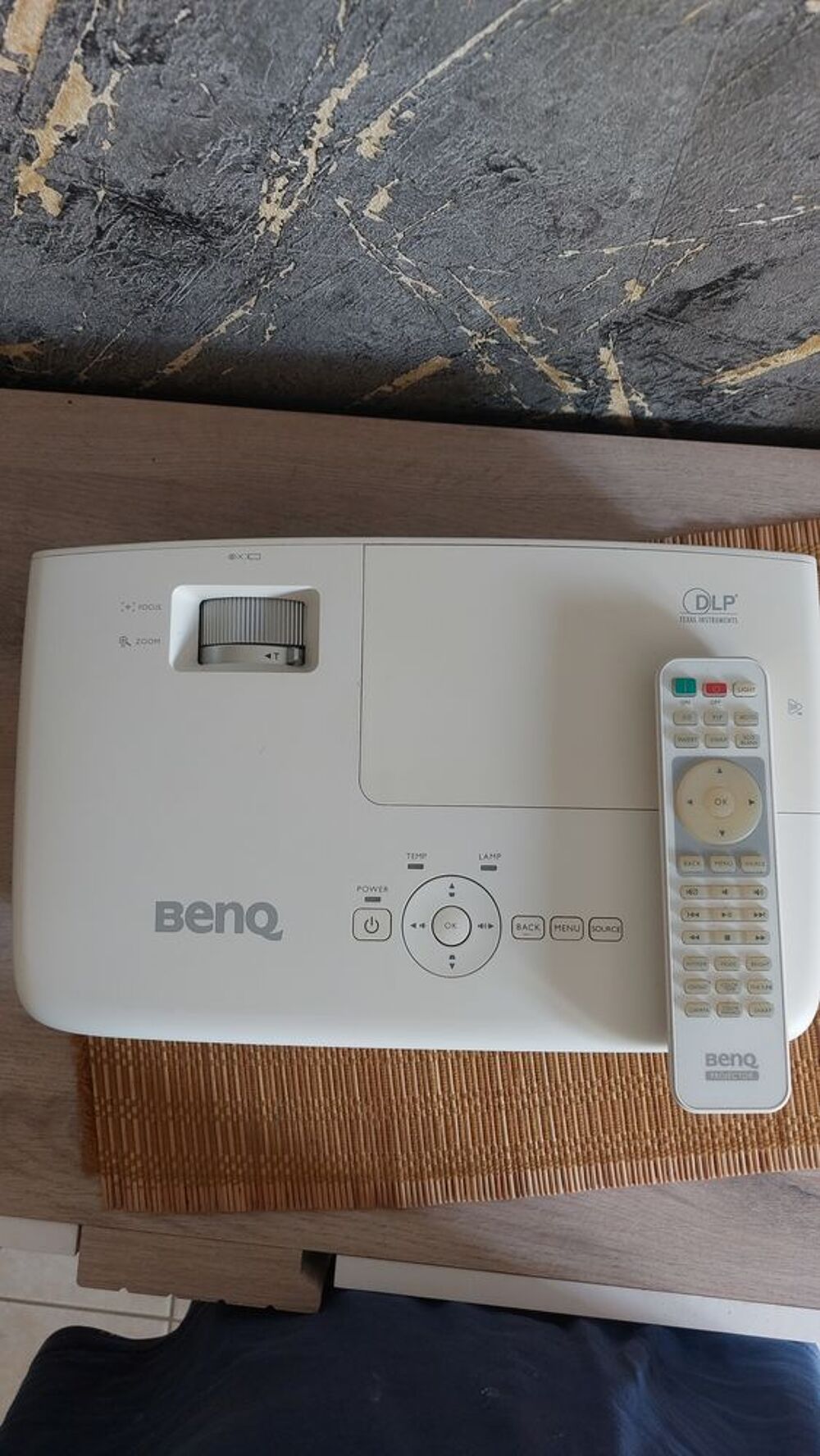 VIDEO RETROPROJECTEUR marque BENQ mod&egrave;le W1090 Photos/Video/TV