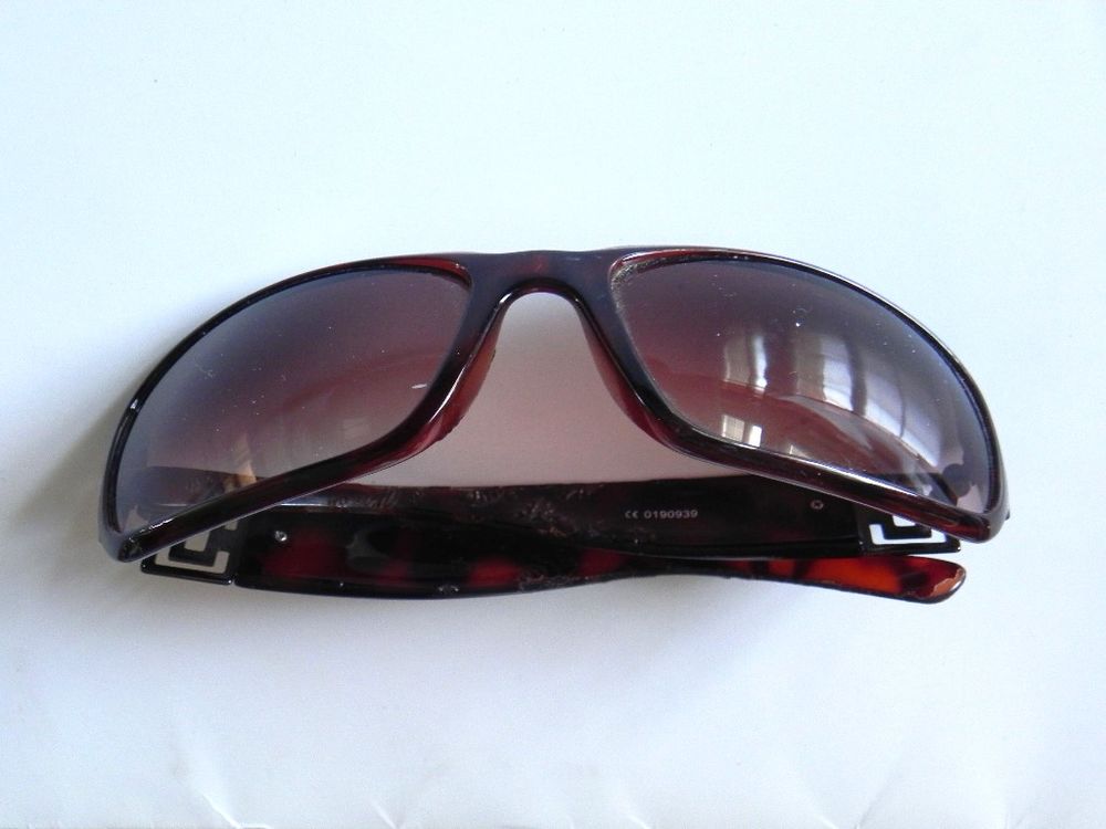 Lot de 2 paires de lunettes de soleil Homme Bijoux et montres