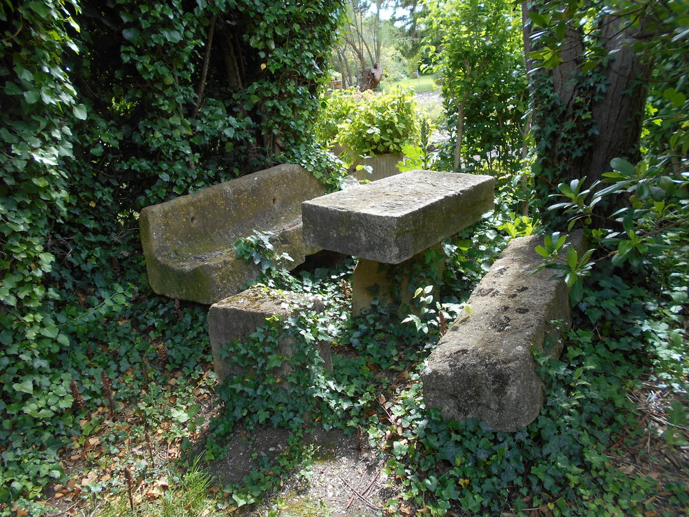 table et banc en pierre Jardin