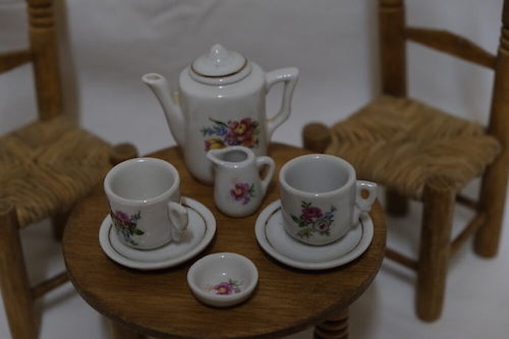 meuble en bois et service en porcelaine miniature 