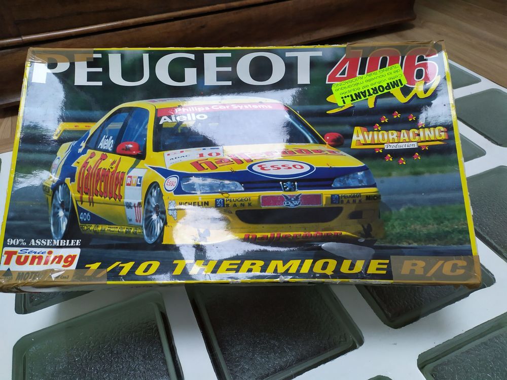 Mod&eacute;lisme: voiture thermique. Jeux / jouets