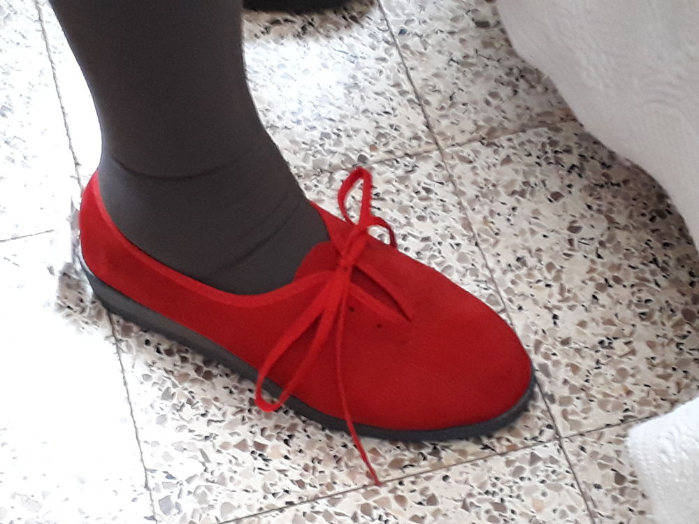 CHAUSSURES NUBUCK TAILLE 38 ROUGES NEUVES Chaussures