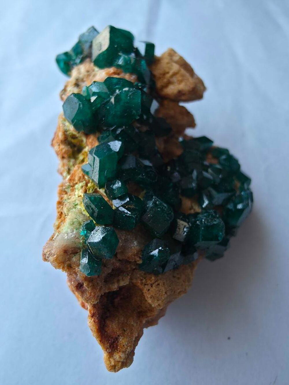 Magnifique Dioptase sur Matrice-Cristaux Vert Emeraude-RDC 50g 