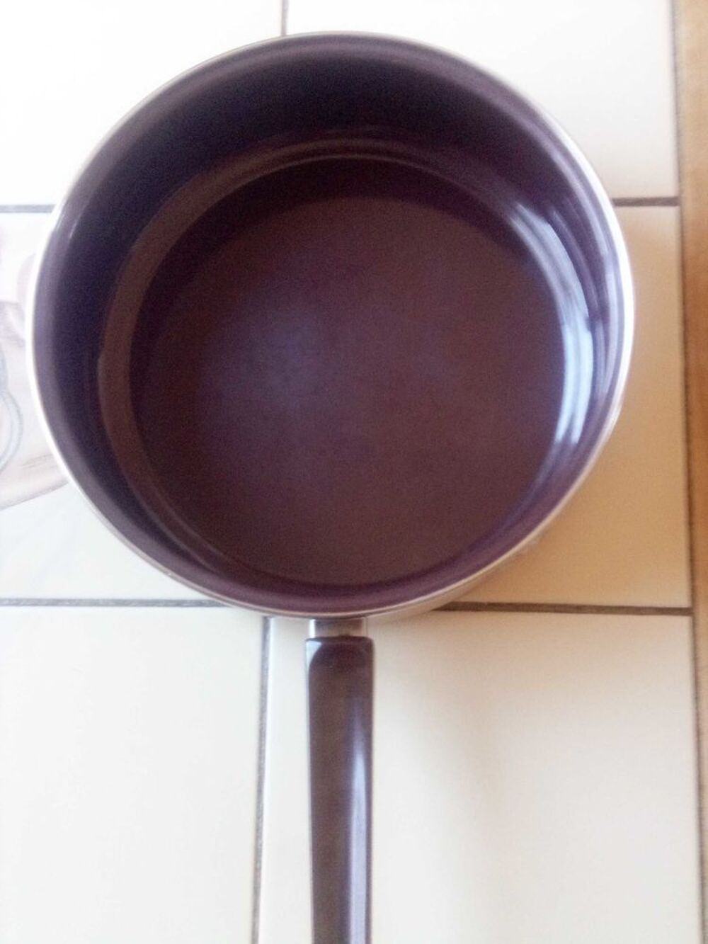sauteuse vintage &agrave; motifs fleurs &eacute;maill&eacute;e, ann&eacute;es 70 Décoration