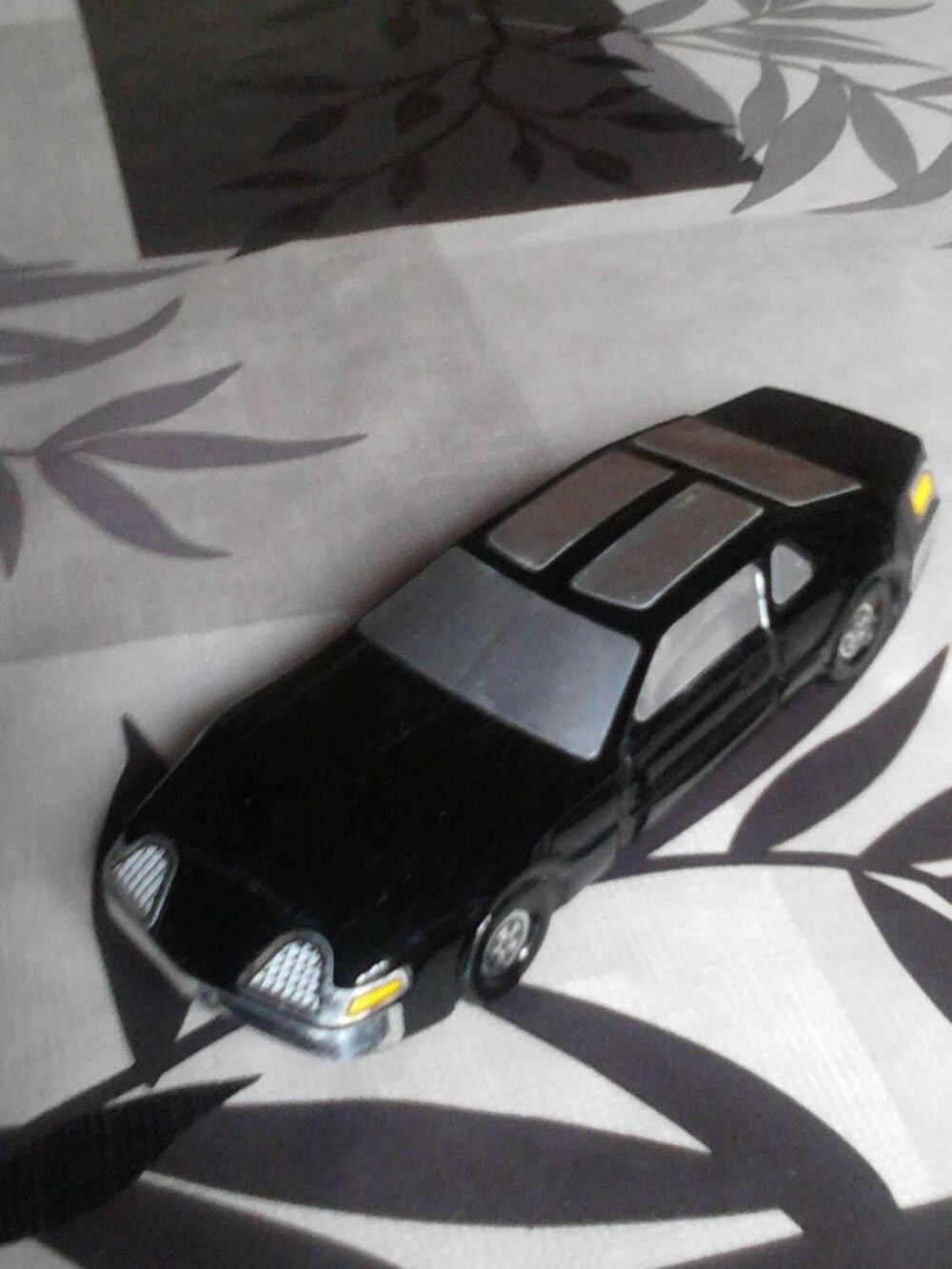 Voiture noire collection avon Décoration