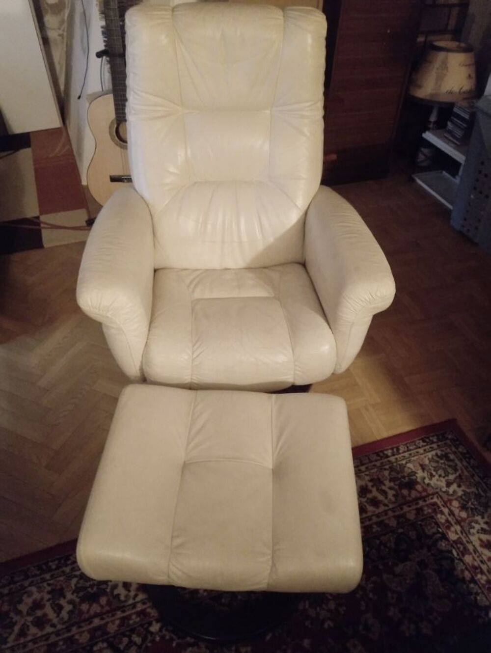 Fauteuil relax cuir avec repose pieds de couleur cr&egrave;me Meubles