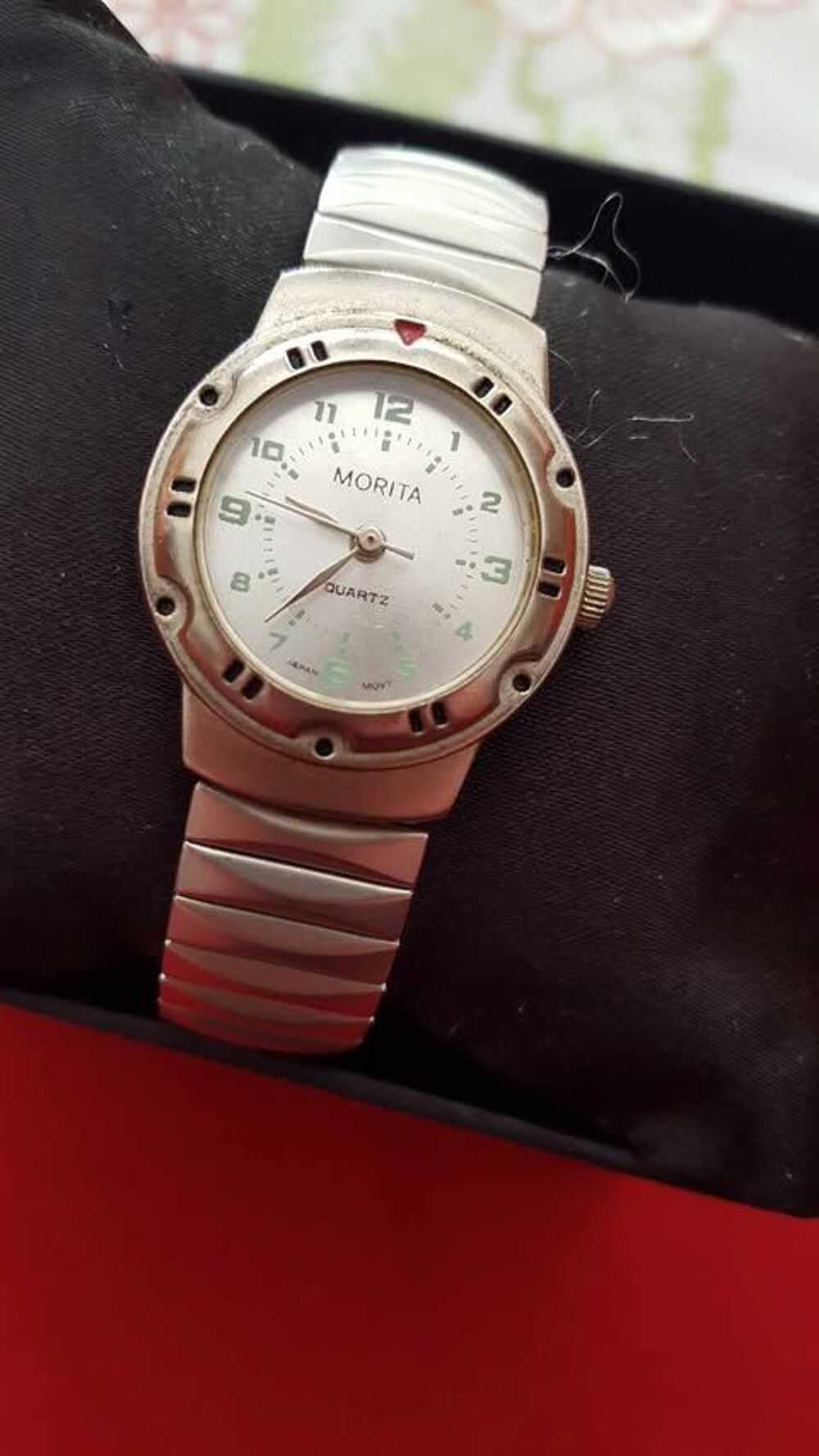  Quatre belles montres bracelet styl&eacute;es de valeur N&deg;1361 Bijoux et montres
