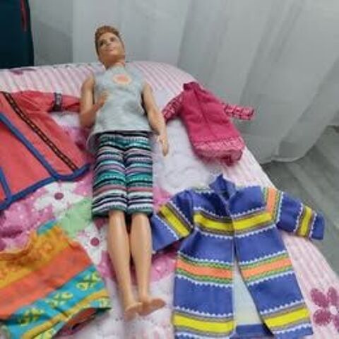 ken mattel annee 1990avec ses vetemeb
nts 12 Couëron (44)