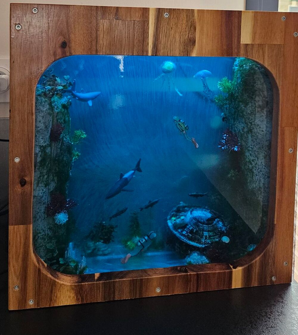 Cr&eacute;ation artistique en r&eacute;sine repr&eacute;sentant un fond marin... 