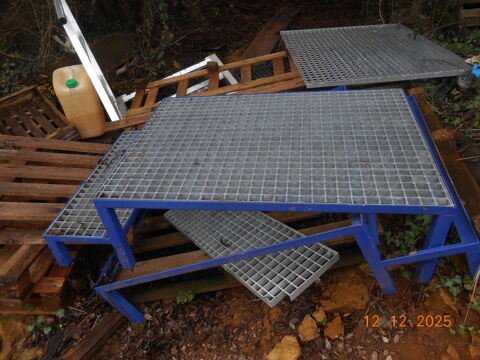 plate-forme galvanis�e,avec un escalier. 120 Les Salles-du-Gardon (30)