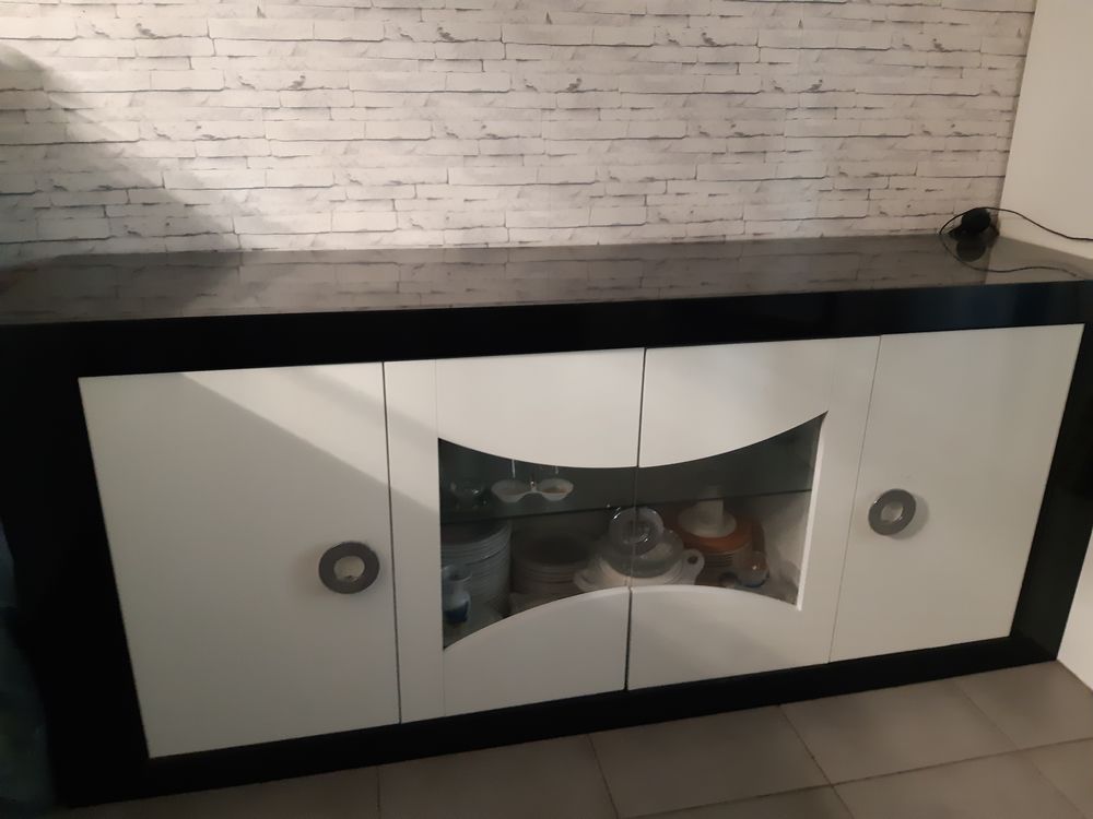 SALLE A MANGER DESIGN LAQUEE NOIRE ET BLANCHE
Meubles