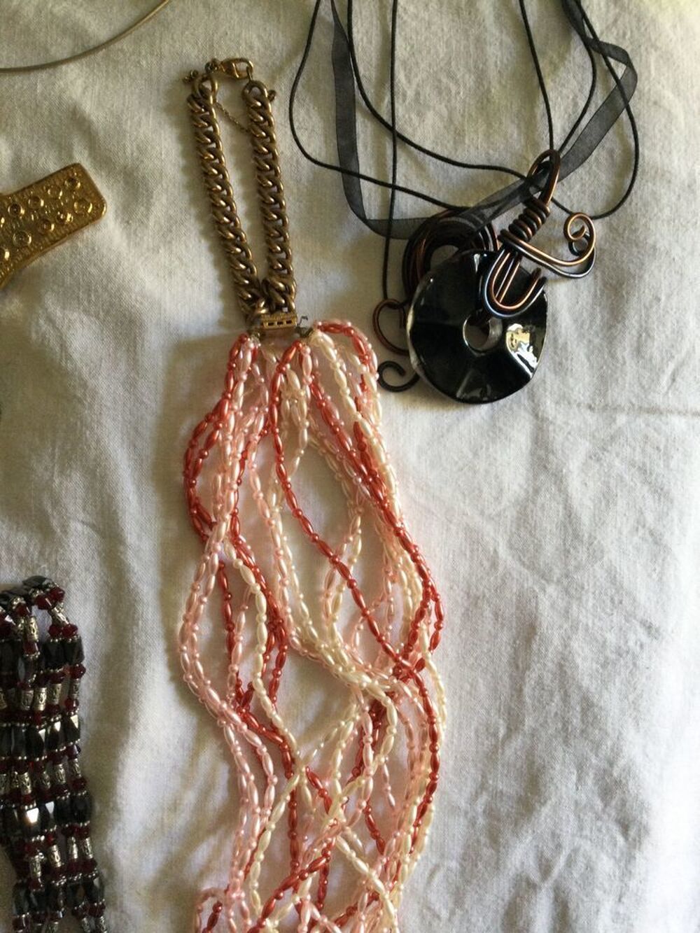 lot de divers colliers / sautoirs fantaisies Bijoux et montres
