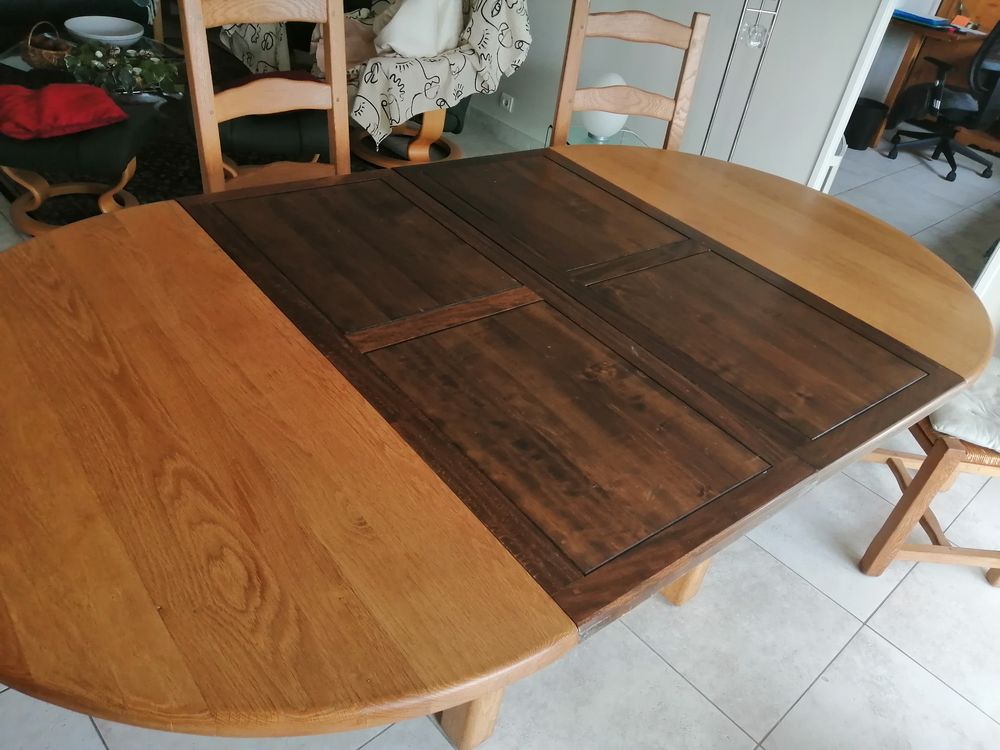 Table de salle &agrave; manger ronde en ch&ecirc;ne massif + 4 chaises. Meubles
