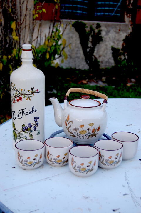 thei�re tasses et bouteille en gr�s deco fleurs 30 Saint-Jean-d'Ang�ly (17)