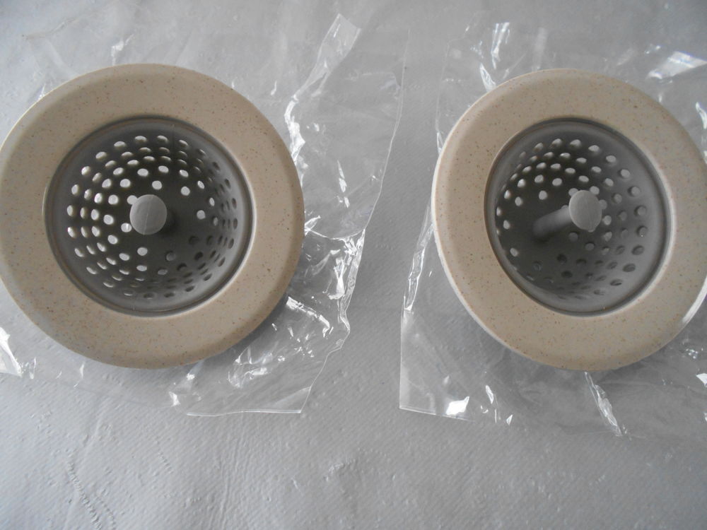 Lot de 2 bouchons d'&eacute;vier avec filtres pour d&eacute;chets, neufs. Cuisine