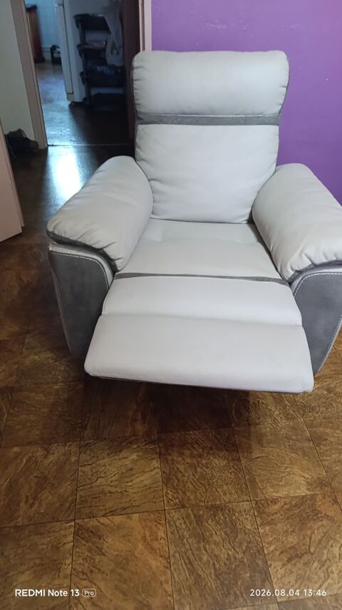 Fauteuil relax bon état couleur gris clair a venir chercher Suresnes (92)
