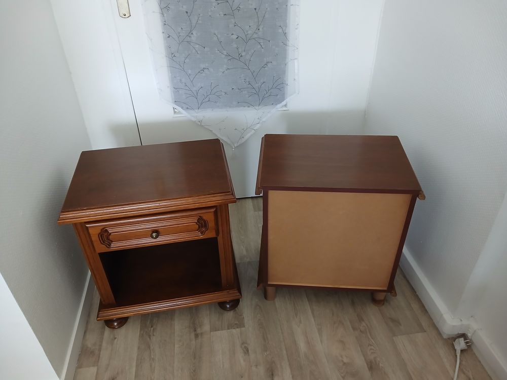 deux tables de nuit Meubles