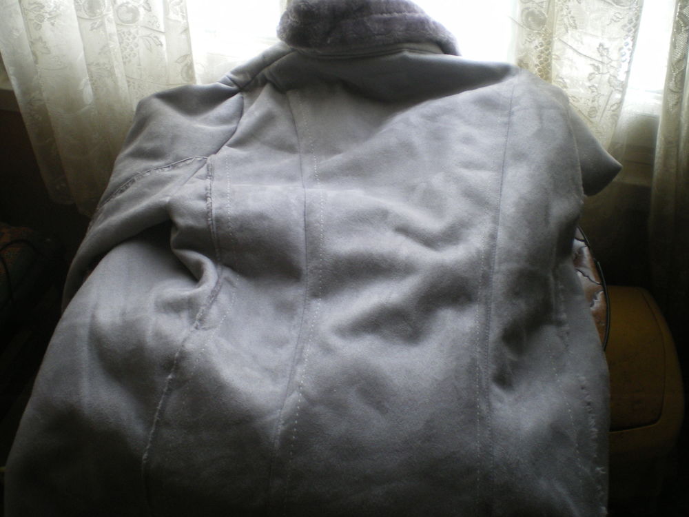 Manteau gris avec col en fourrure. Vêtements