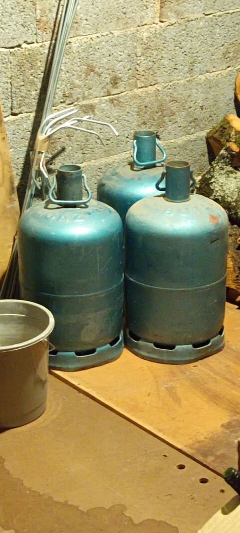  lot de 3 consignes bouteilles butane ( 1 moitié pleine ) 10 Commelle (38)