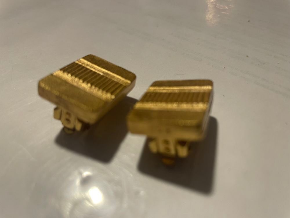 BO Clip dor&eacute; petit rectangle cisel&eacute; ANTIGONA Bijoux et montres