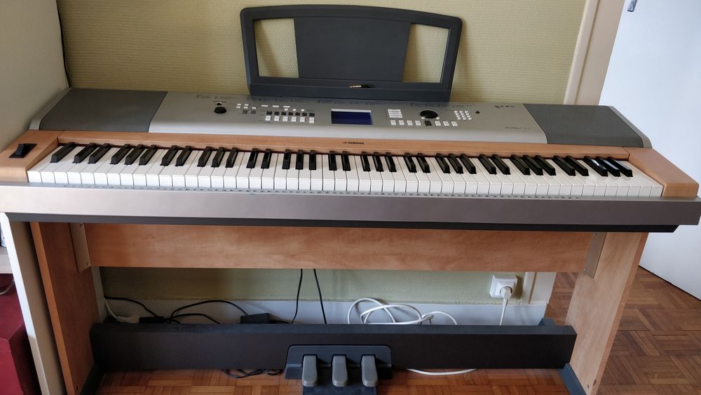 Piano &eacute;lectrique Yamaha Portable Grand DGX-630 avec p&eacute;dales Instruments de musique